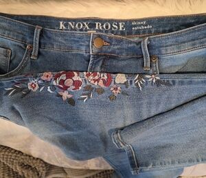 Knox Rose Skinny Jeans with Multicolor Floral Embroidery - Blue Wash